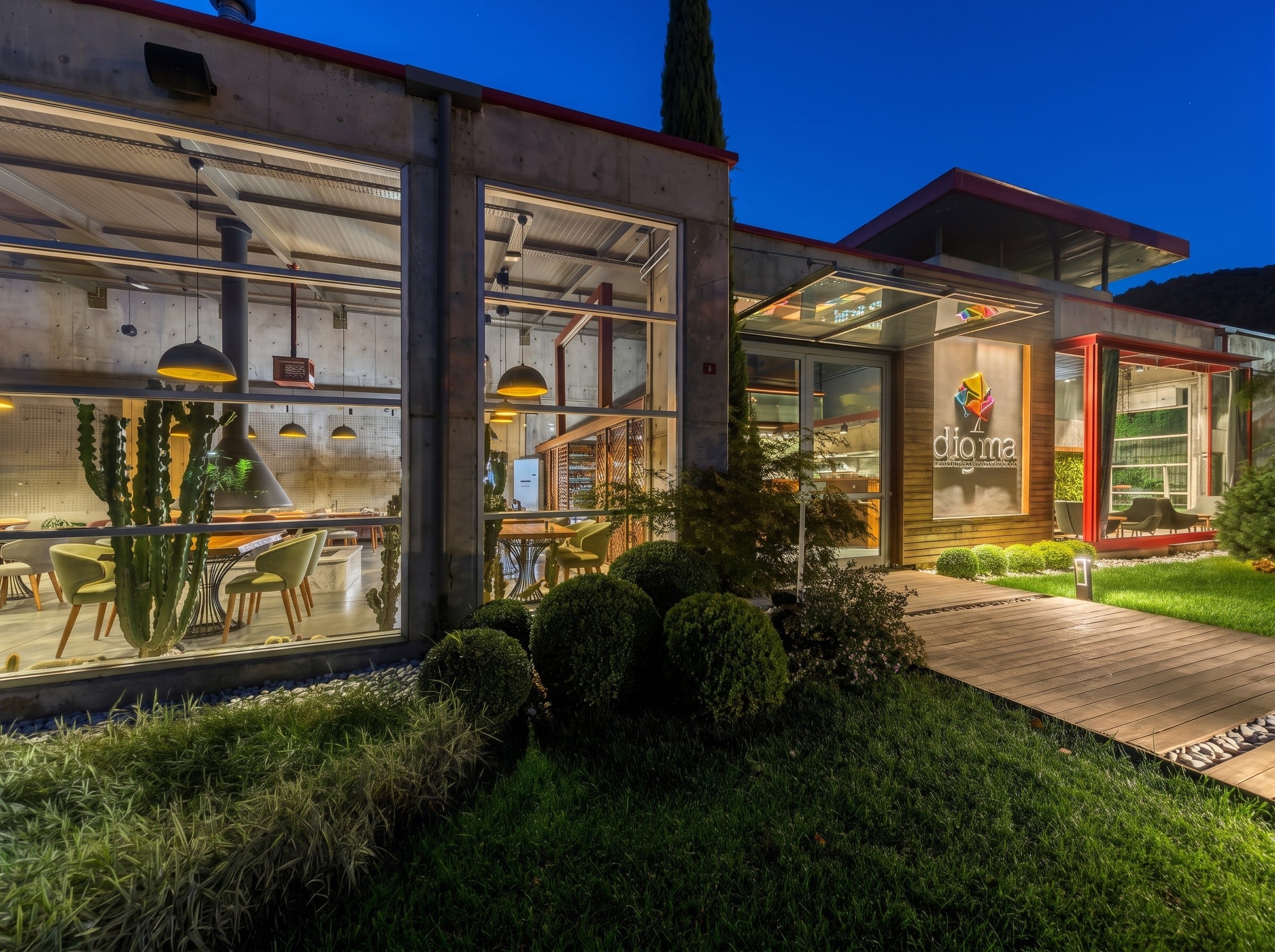 Akşam saatinde cam cepheli restoran binası
