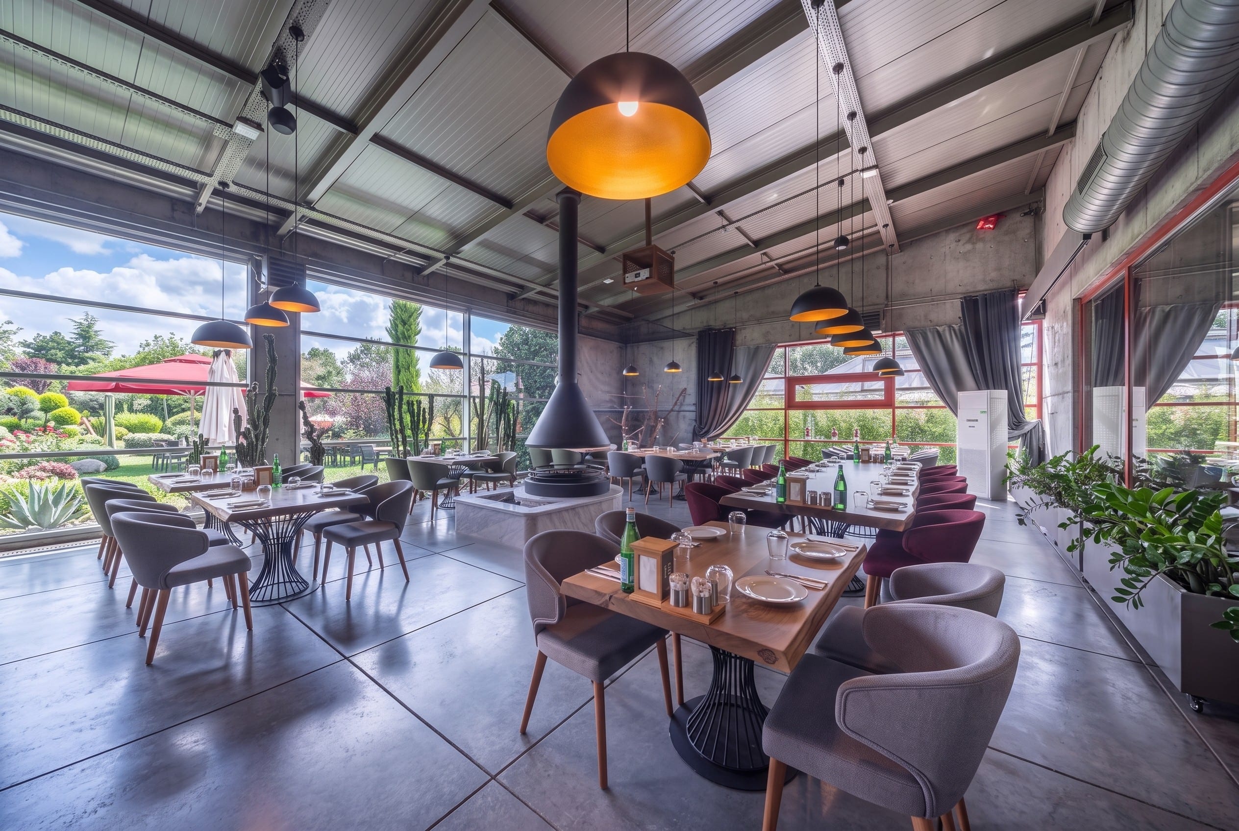 Bahçe manzaralı restoran salonu
