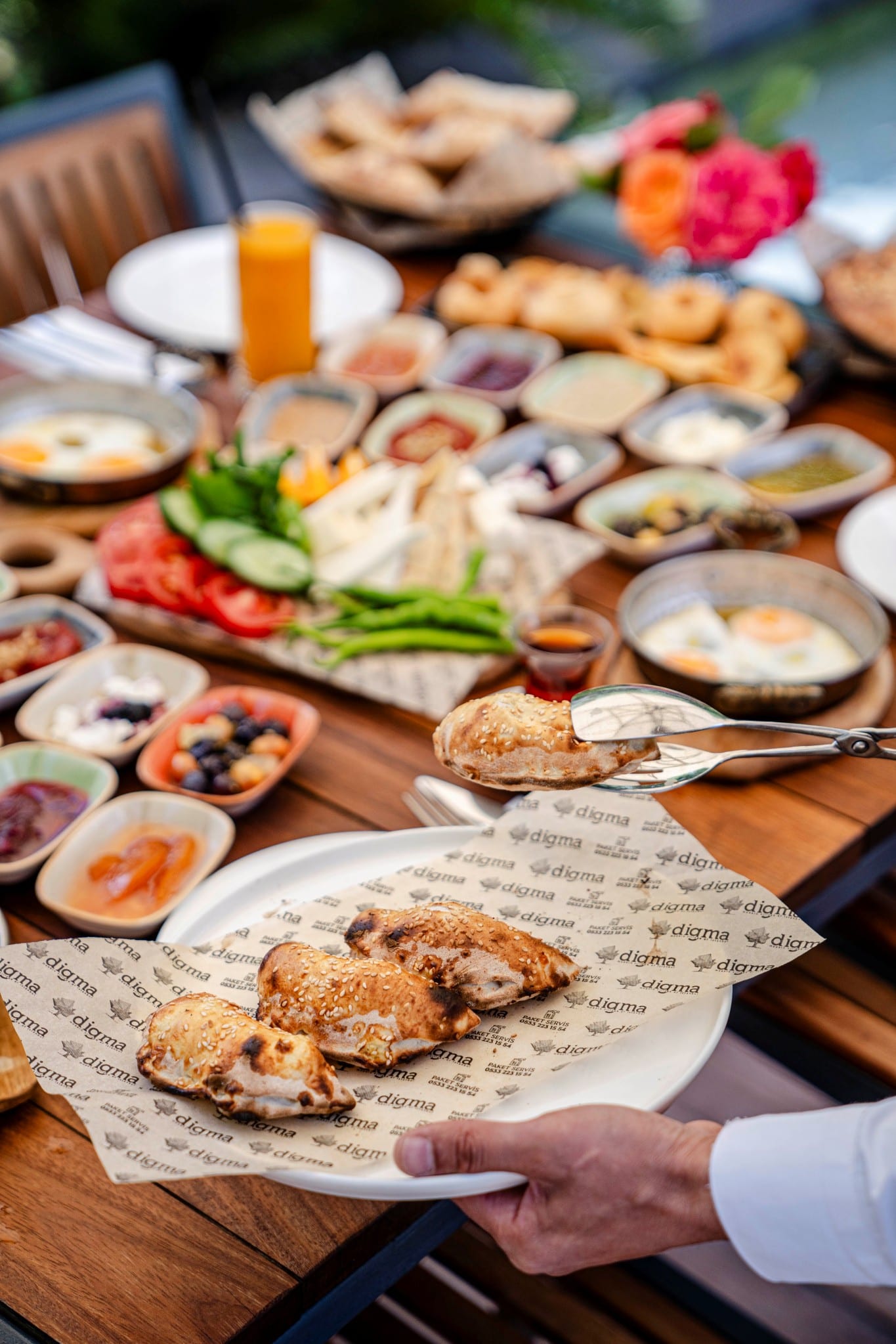 Serpme kahvaltı servisi ve sıcak börek tabağı